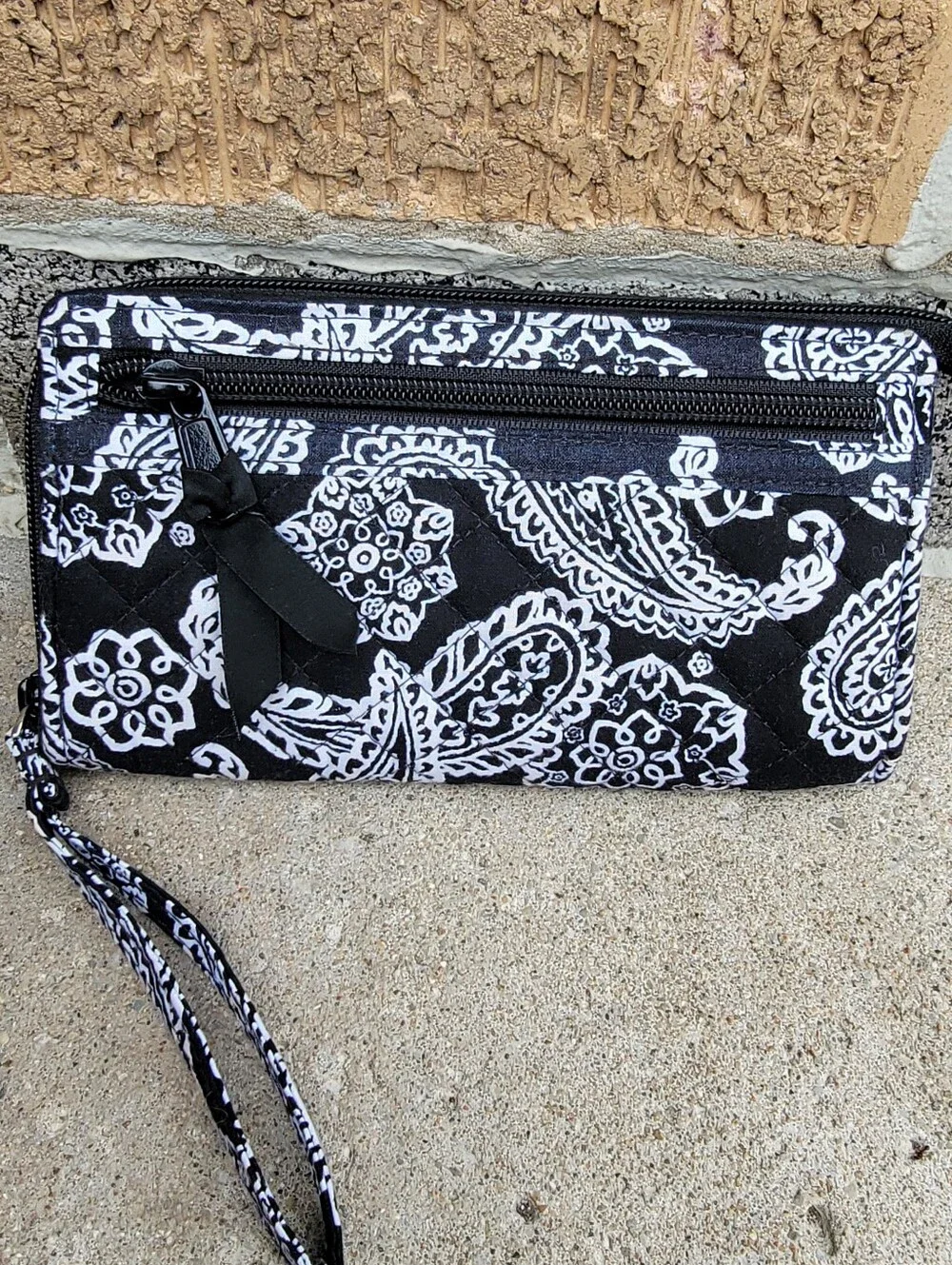 Vera Bradley Black & White Paisley Chicago Blackhawks Wristlet Wallet - Picture 6 of 10